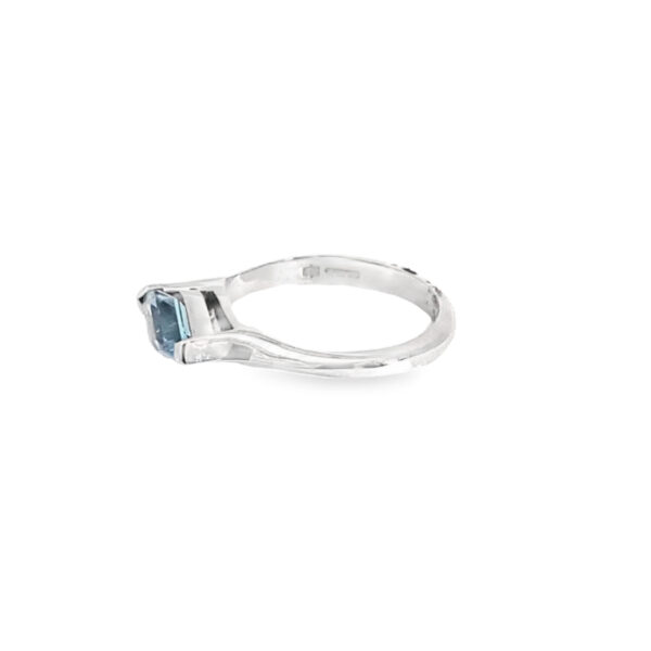 18ct White Gold Aquamarine Ring